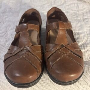 Clarks Women's Slip On Shoes Size 7.5 M Brown Easy strap  Closure Soft Insoles